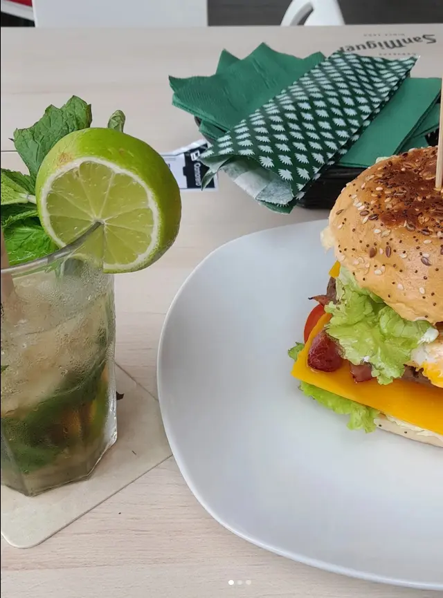 Hamburguesa acompañada de un mojito