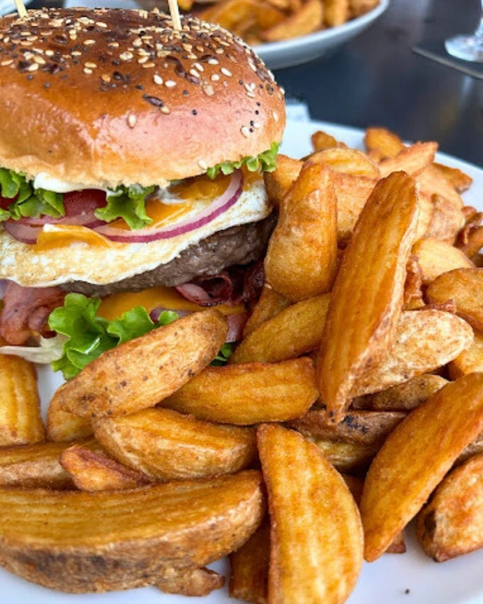 Hamburguesa gourmet con patatas caseras