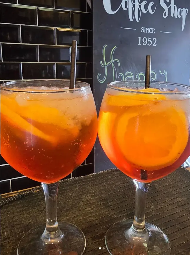 Cócteles tropicales con naranja