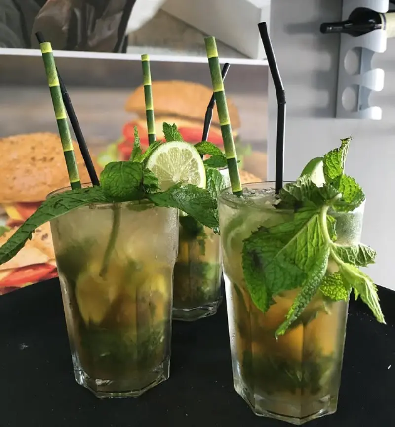 Mojitos caseros con hierbabuena y lima